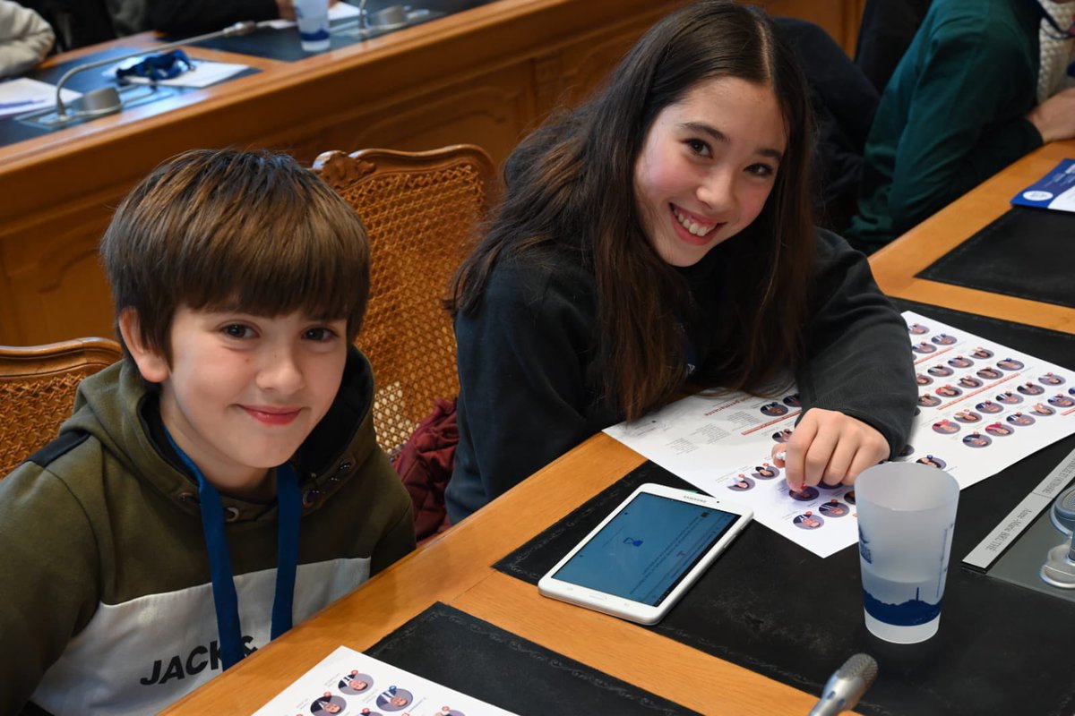 departement64's tweet photo. [Education64] Séance d’intégration des collégiens membres élus du Conseil départemental des jeunes ce matin au Parlement de Navarre. 
L’occasion pour ces jeunes élus de découvrir l’hémicycle et l’institution pour leur installation.#le64 https://t.co/L90P44tldy