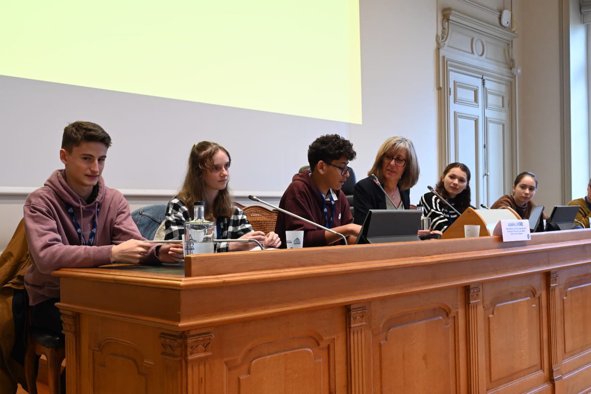 departement64's tweet photo. [Education64] Séance d’intégration des collégiens membres élus du Conseil départemental des jeunes ce matin au Parlement de Navarre. 
L’occasion pour ces jeunes élus de découvrir l’hémicycle et l’institution pour leur installation.#le64 https://t.co/L90P44tldy