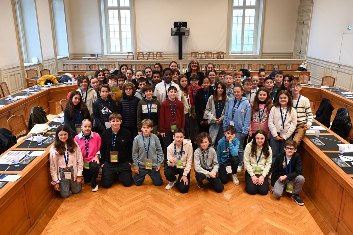 departement64's tweet photo. [Education64] Séance d’intégration des collégiens membres élus du Conseil départemental des jeunes ce matin au Parlement de Navarre. 
L’occasion pour ces jeunes élus de découvrir l’hémicycle et l’institution pour leur installation.#le64 https://t.co/L90P44tldy