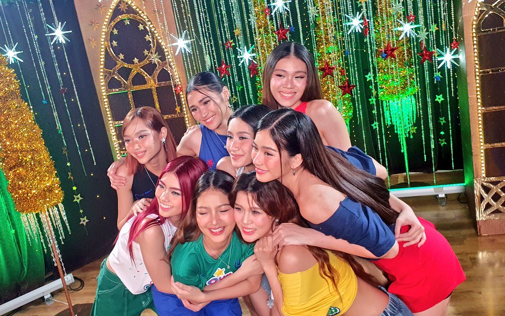 dearestcol8's tweet photo. BLOOMS SURVEY 🌸♾️
First member you noticed:
Colet and Mikha
Your bias now:
Colet
Your bias wrecker:
Aiah
The funniest:
Sheena and Stacey
You wanna go on a date with:
Colet
Who's member has the same vibes with you:
Colet? Sheena? Stacey?
#INIB https://t.co/AjS7Oh416Y