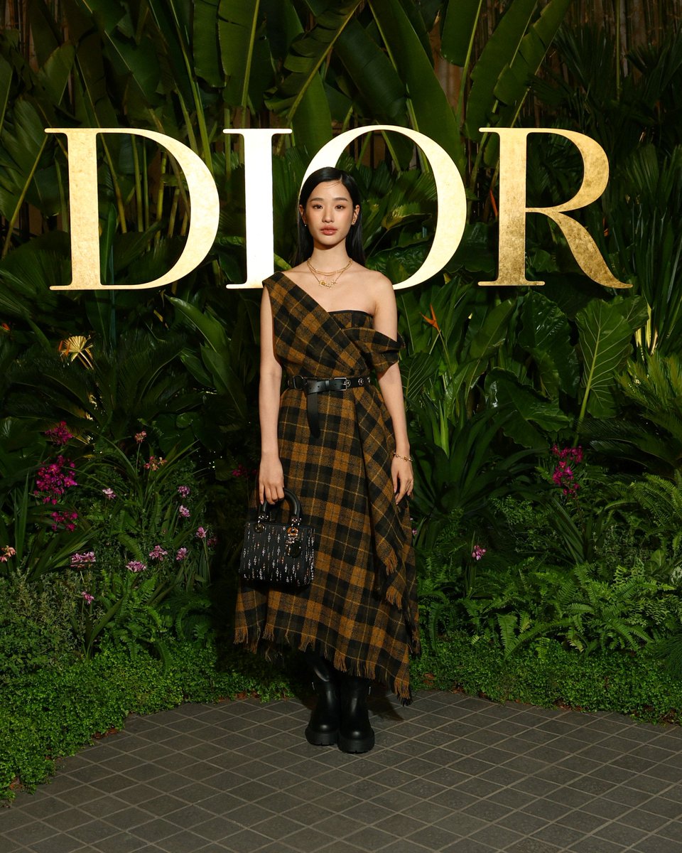 Dior's tweet photo. Dior Ambassador @Tontawan_T made her entrance at Bangkok's #DiorGoldHouse opening in a poetic tartan dress paired with the #LadyDior—showcasing a full look from #DiorCruise 2025 by Maria Grazia Chiuri.
#StarsinDior https://t.co/239jJz389H