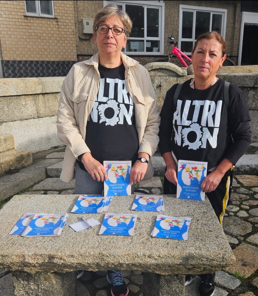 MulleresSalgada's tweet photo. El día 15 estaremos en la manifestación en Santiago contra ALTRI. Pola nosa ría!
📸 Ana Cores y Sesé Rodríguez, mariscadoras a pie de A Illa, informando sobre la  manifestación 
#NósMollámonos #AltriNon https://t.co/9FDEfkJNYh