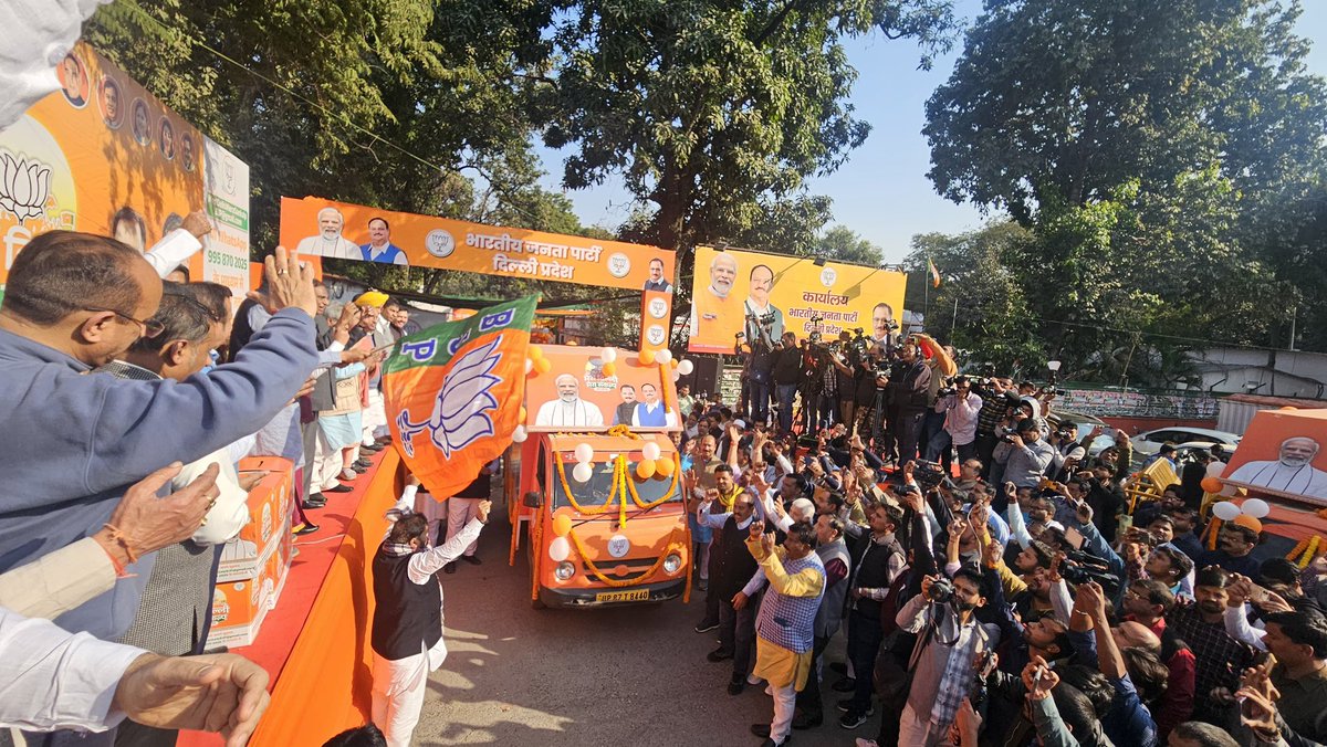 Virend_Sachdeva's tweet photo. “अब नहीं सहेंगे, बदल कर रहेंगे!”

आज सांसद एवं प्रदेश चुनाव प्रभारी श्री @PandaJay जी और अन्य विशिष्ट अतिथि गण की उपस्थिति में प्रदेश कार्यालय से ‘संकल्प पत्र वैन’ को रवाना किया। 

दिल्ली विधानसभा चुनाव 2025 के लिए यह वैन जनता से संवाद कर उनकी समस्याओं और सुझावों को संकलित करेगी। साथ मिलकर बनाएंगे, ‘मेरी दिल्ली, मेरा संकल्प’।

#आ_रही_है_भाजपा
#BJPSankalp2025