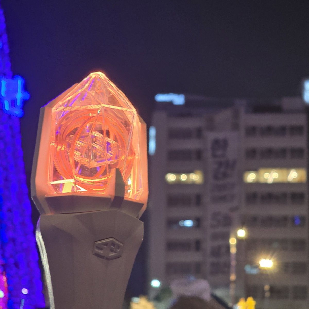 영균,
살기좋은나라만들어줄라니까
나도 내 지구봉이 촛불이 될 줄 몰랐어🕯