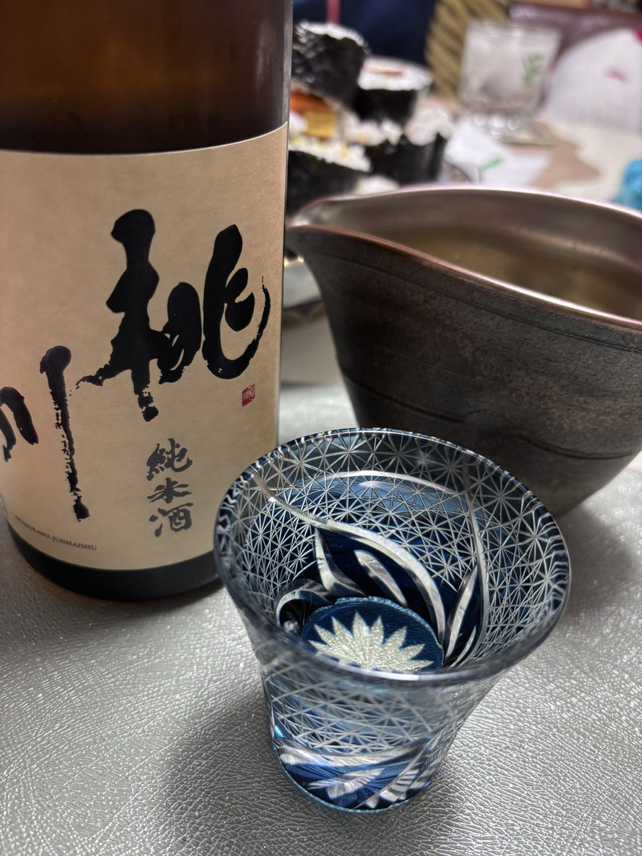titoh1101's tweet photo. 晩酌✨

マグロとサーモンの
巻物で一杯

お供は青森の”桃川”
純米酒はやっぱり美味い😋

#晩酌
#マグロ
#サーモン
#太巻き
#桃川 https://t.co/Lv7USU1nY9