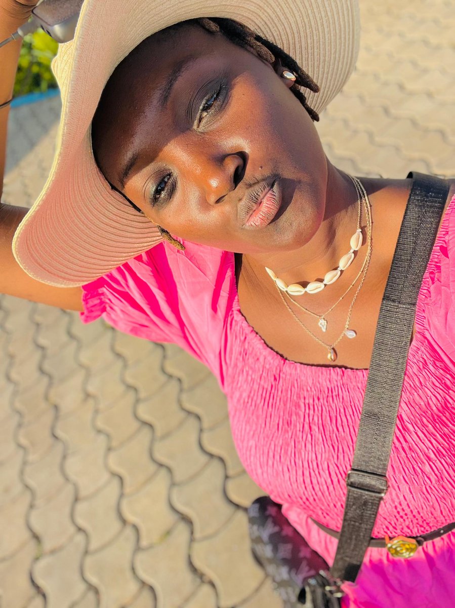 lauramisbao's tweet photo. En route pour soro 😘
#MCTA
#FID-GUINÉE
#LAURA
#lauratv
#PRÉSENTATRICE
#evasion
La Guinée pays de percussion 😘
Mon Chapeau 🤣🤣 https://t.co/EYcVbdPBl4