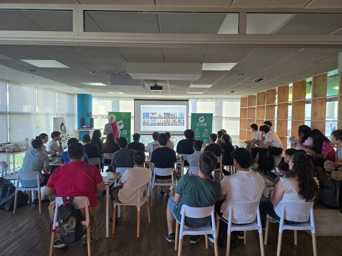 vgrimblatt's tweet photo. Dando una charla de diseño de Circuitos Integrados como parte del IEEE CASS tour en Córdoba Argentina. https://t.co/GFrDvKAsDK