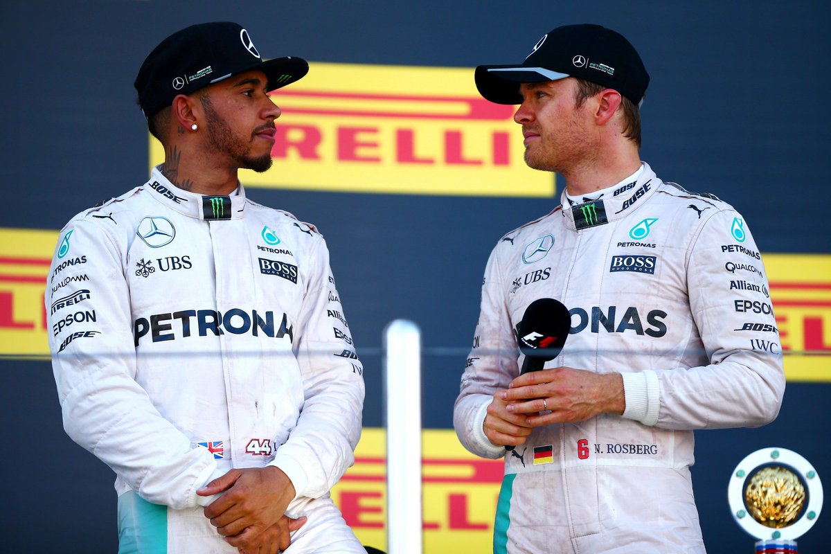 LH44NEWS's tweet photo. 🗣️ | Nico Rosberg critica o slogan da campanha da Mercedes para a despedida de Lewis:

“Eu preferiria que fosse ‘toda equipe precisa de um herói’ porque estamos celebrando Lewis aqui, não a equipe.” https://t.co/grk1Hlu0ns