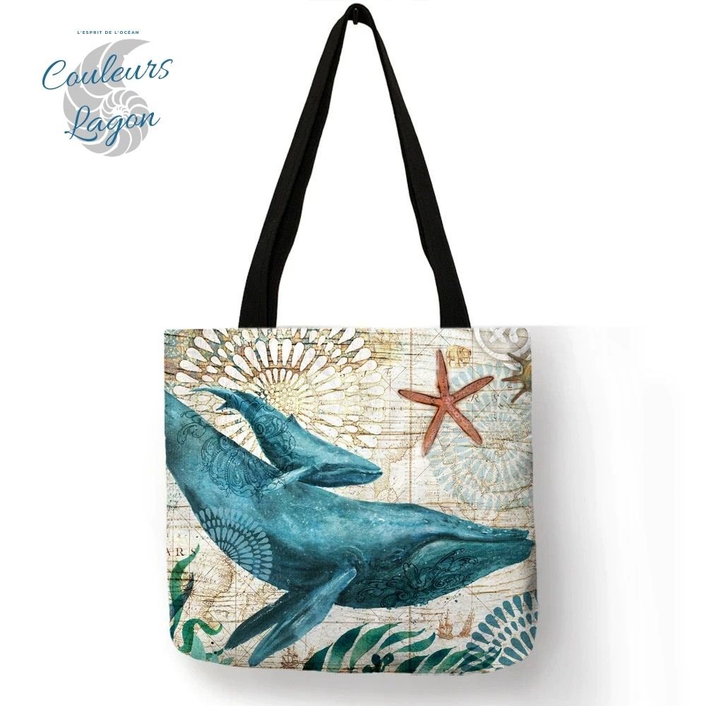couleurs_lagon's tweet image. Sac Fourre Tout Vie sur Carte Marine carré 40cm 16&quot; 
21.4 EUR 
bit.ly/36ZB48l 
#16&quot; #40cm #algue marine #algues marine #baleine #bandouliere #bleu marine #carte marine #dauphin #fourretout #hyppoccampe #hyppoccampes #lin #marine #polyester #poulpe #sacs #tortue #tortu...