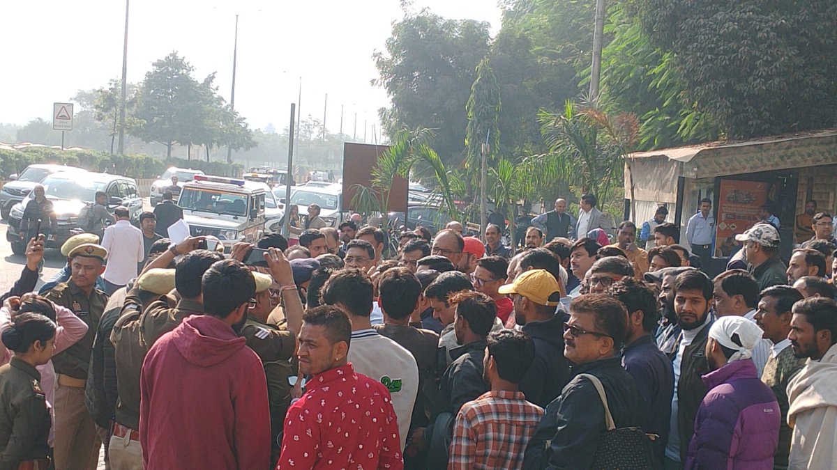 AnkitasharmaPr's tweet photo. They are on road, administration is sleeping.... ! https://t.co/wwXT55yZwz