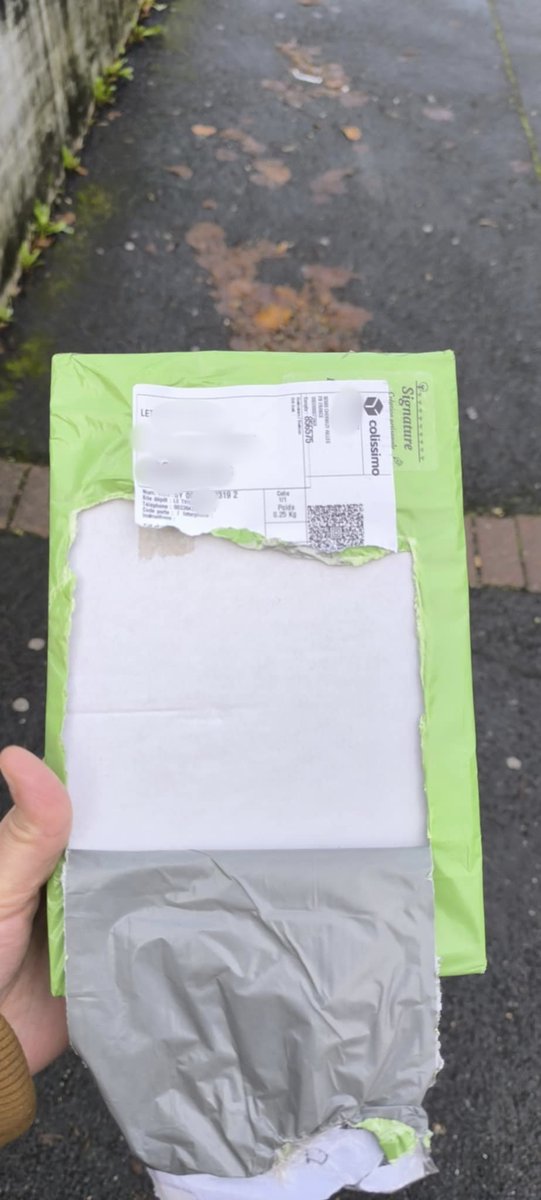 leseltwins's tweet photo. Merci #colissimo d'ouvrir les colis, étiquettes d'envoi qui a disparu, et une autre coller vulgairement dessus https://t.co/QOyg9zhoD0