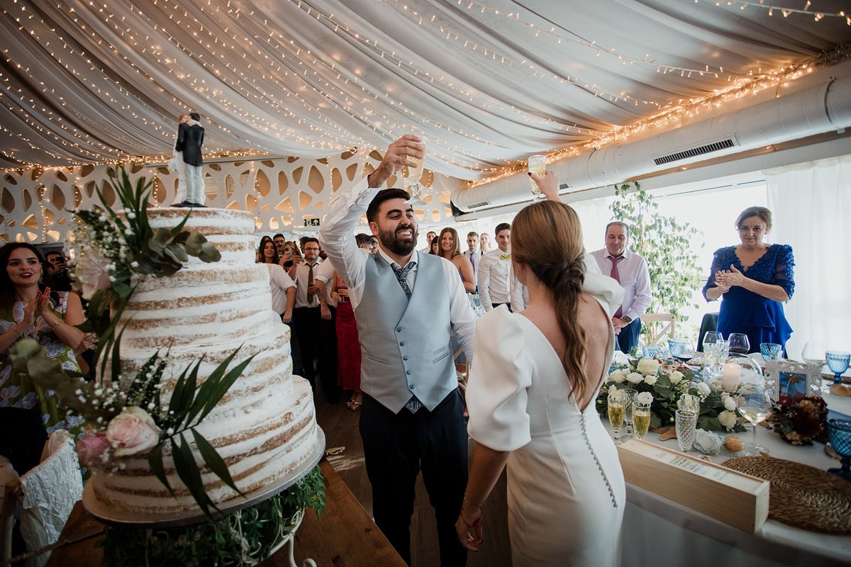 areasunset_'s tweet photo. ¿Sabes cómo empezó el ritual del corte de la tarta de bodas? 👰‍♀️💍🤵💒🍰

Esta tradición se remonta a la antigua Roma 📜 y ha pasado por muuuuchas etapas (y menos mal) hasta convertirse en uno de nuestros favoritos. Se solía preparar una hogaza a base de trigo, sal y levadura. https://t.co/u0xpv2LigV