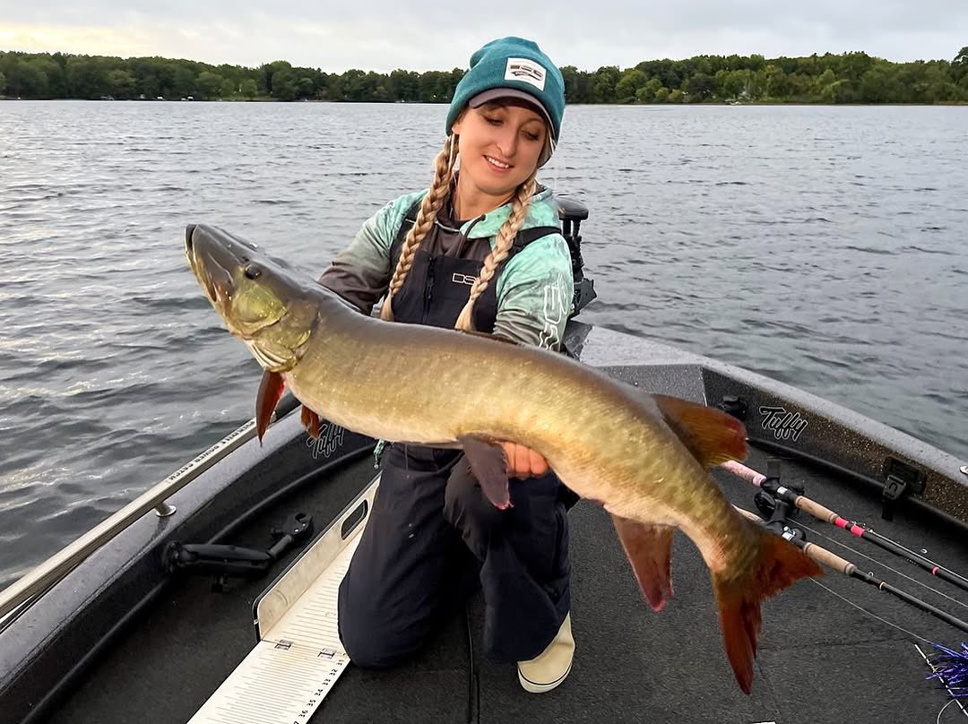 Catching a Chunky Musky never gets old! 🐷
Even being exhausted after working a 12 hour shift... my 6th workday 🥱 Couldn't keep me from jumping in
our boat and heading to the lake.
My figure eight game is still on fire! 🔥  I’m loving this fall musky season so far!