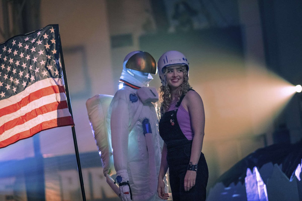 JonnyLeTran5's tweet image. Kathryn Newton as Margaret in The Map of Tiny Perfect Things 😍 #KathrynNewton #Margaret #TheMapofTinyPerfectThings #beautiful