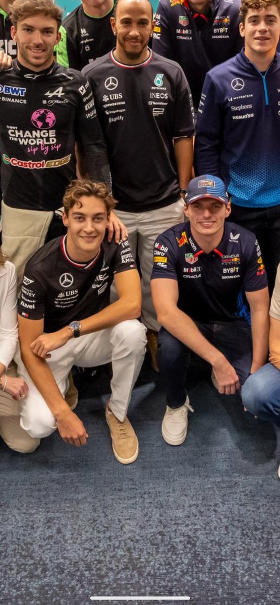 Alexander wurz said to the media that all drivers insisted on george and max to sit next to each other 😂 and applauded them after the photo #AbuDhaniGP