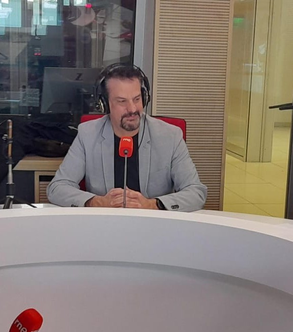 En los Momentos mágicos, esta mañana tenemos a <a href="/jorgeblass/">Jorge Blass</a> <a href="/JorgeAstyaro/">Jorge Astyaro Shows de hipnosis</a>  Al primero ya lo conocemos de sobra. Triunfa estos días en Barcelona con su espectáculo Flipar. Y el segundo es hipnotista.