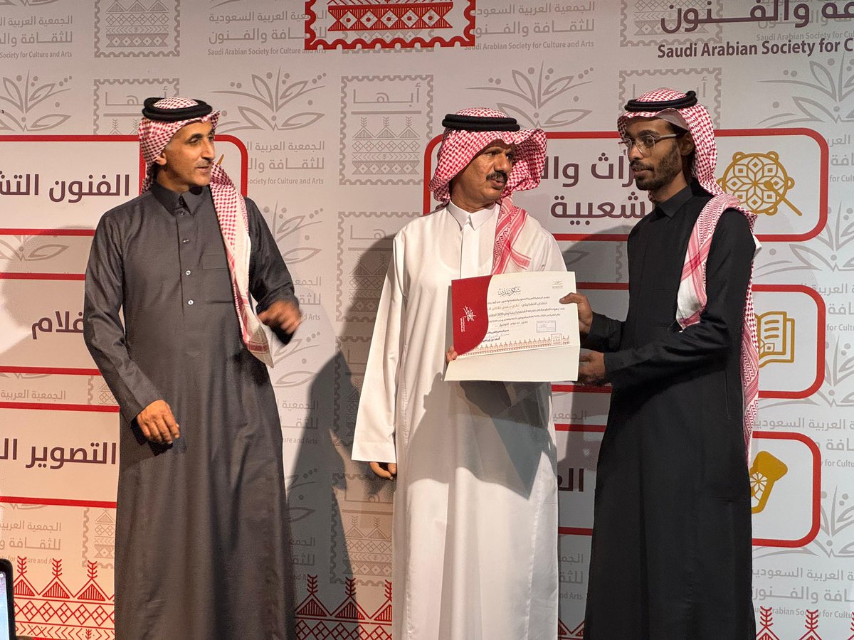 ثقافة وفنون  أبها تفتتح معرض ريشة وطن ٢٠٣٠ للفنان التشكيلي علي الهلالي 

أبها: سلمان آل مقرح <a href="/salqhtainy5/">م/ سلمان ال مقرح</a> 

افتتحت إدارة جمعية الثقافة والفنون في أبها بمشاركة عدد من فناني منطقة عسير مساء اليوم المعرض التشكيلي ريشة وطن ٢٠٣٠ للفنان التشكيلي علي الهلالي في صالة المعارض الرئيسية