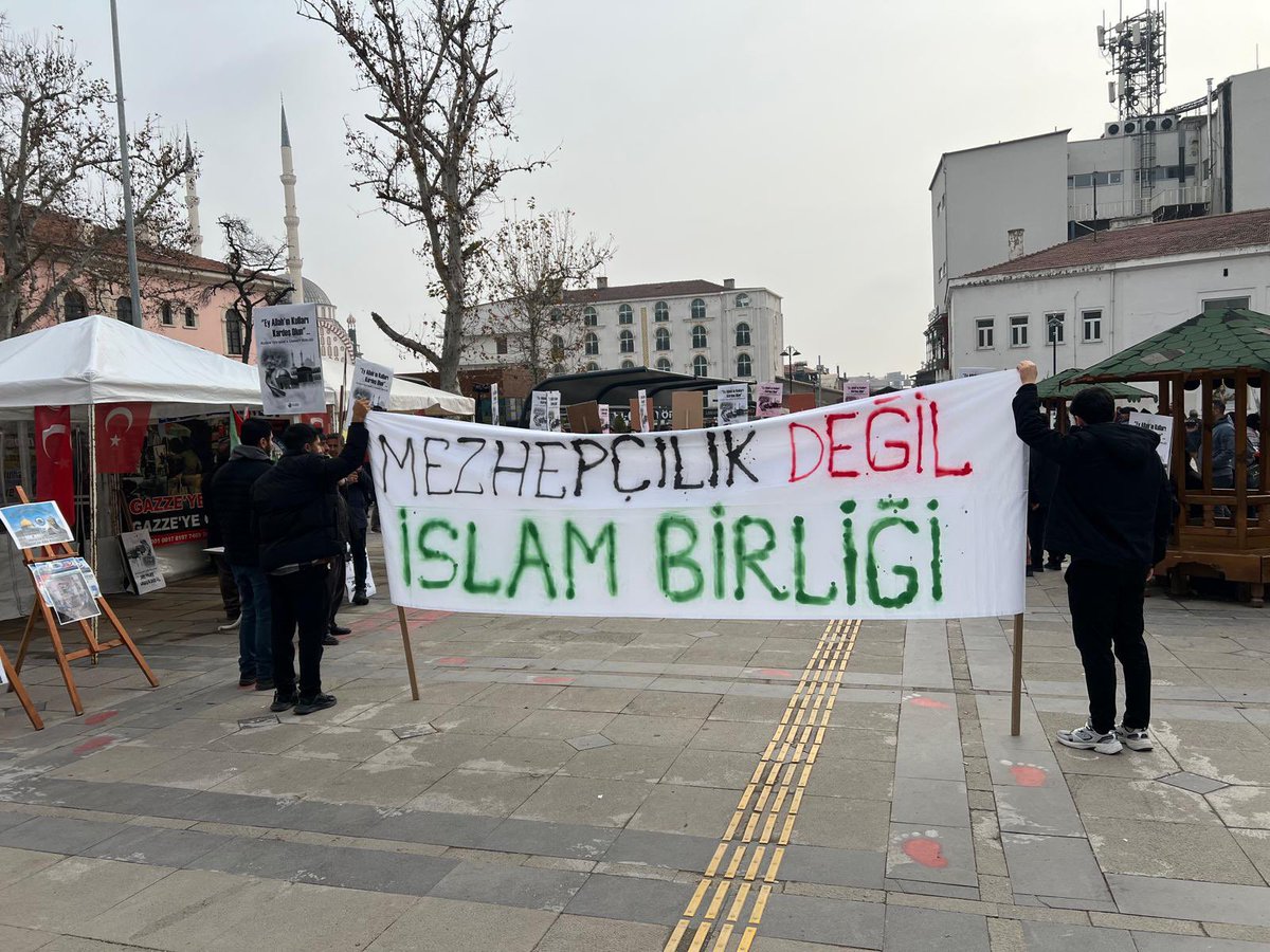 elaksaplatformu's tweet photo. El-Aksa Platformu tarafından düzenlenen "Sessiz Çığlık" eyleminin bu haftaki teması "Şam'dan Kudüs'e Ümmet Birliği" idi.
Kur'an-ı Kerim tilaveti ile başlayan program Filistin ve Suriye için yapılan dualarla sona erdi.

#elaksaplatformu #filistin 
#suriye https://t.co/oNAxp3rR1I