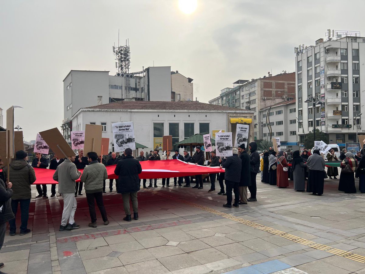 elaksaplatformu's tweet photo. El-Aksa Platformu tarafından düzenlenen "Sessiz Çığlık" eyleminin bu haftaki teması "Şam'dan Kudüs'e Ümmet Birliği" idi.
Kur'an-ı Kerim tilaveti ile başlayan program Filistin ve Suriye için yapılan dualarla sona erdi.

#elaksaplatformu #filistin 
#suriye https://t.co/oNAxp3rR1I