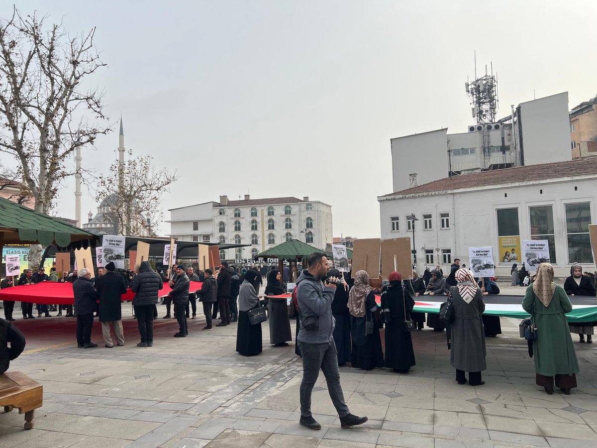 elaksaplatformu's tweet photo. El-Aksa Platformu tarafından düzenlenen "Sessiz Çığlık" eyleminin bu haftaki teması "Şam'dan Kudüs'e Ümmet Birliği" idi.
Kur'an-ı Kerim tilaveti ile başlayan program Filistin ve Suriye için yapılan dualarla sona erdi.

#elaksaplatformu #filistin 
#suriye https://t.co/oNAxp3rR1I