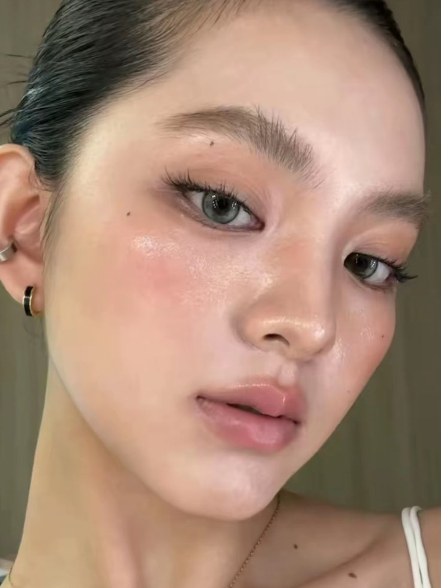 reviewchoey's tweet photo. เรฟ                                        ที่แต่งเอง
ลุ๊คนี้ฟีล neutral + igari เลยย สวยแพงมากกก คลีนๆแต่ดูมีอะไร แ���่งได้ในชีวิตประจำวัน ตาเข้มอีก��ิดออกงานได้เลยย ชอบมาก🎀✨
(How to + มีคลิปสอนในเธรดนะคะ) https://t.co/bEapthFUKZ