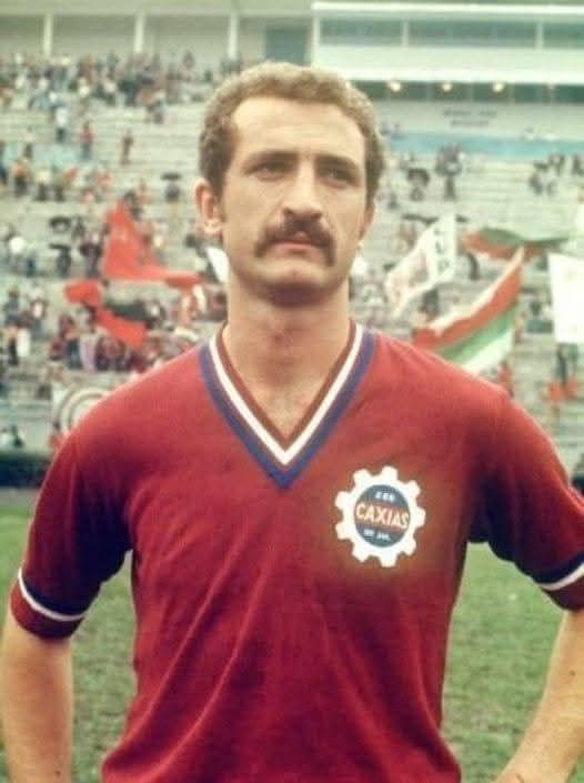futnostalgico's tweet photo. O zagueiro Luiz Felipe Scolari no Caxias.

Nostálgico! https://t.co/NEAwMlbukt