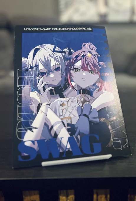 冬コミで頒布予定の新刊とグッズのサンプルが届きました!今回はラバーマット作ってみました!デスクマットにするもよし!ホロカなどのTCGのプレイマットとして使うもよし!ラバーマットは笑えるくらい刷ってないので他人と被りたくない方は是非#c105ホロライブ 