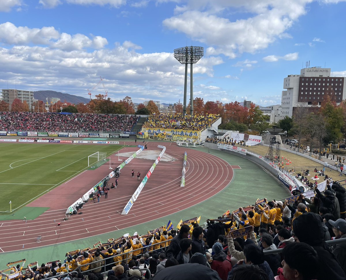 VEGALTA_ACADEMY's tweet photo. 長崎でのプレーオフ観戦から始まった今年のプレミア参入戦。
今年も悔しい結果になってしまったけど、今日のプレーオフ決勝での選手の闘う姿、サポーターの応援に感動し、目指すべき所を再確認しました‼︎
トップチームの選手もサポーターも最高でした👏
#vegalta #ベガルタ仙台ユース https://t.co/luwaA4Y6gf