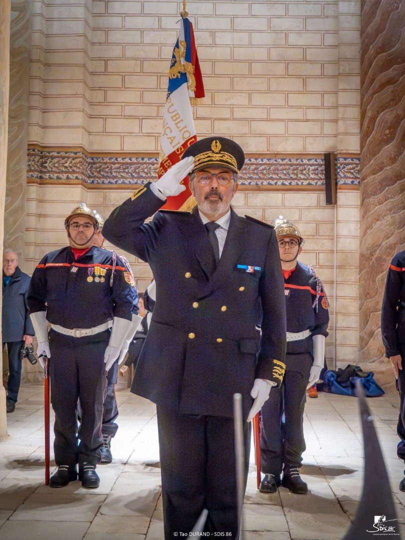 #SainteBarbe 🚒 | Hommage aux héros du quotidien ! 🔥  
Hier soir, le <a href="/Prefet86/">Préfet de la Vienne</a> a célébré la Sainte-Barbe à Saint-Savin
🙏 Merci aux sapeurs-pompiers pour leur courage &amp; dévouement sans faille
🌟 Vous êtes le cœur battant de notre solidarité !  
ℹ️: urlr.me/7Q9stC