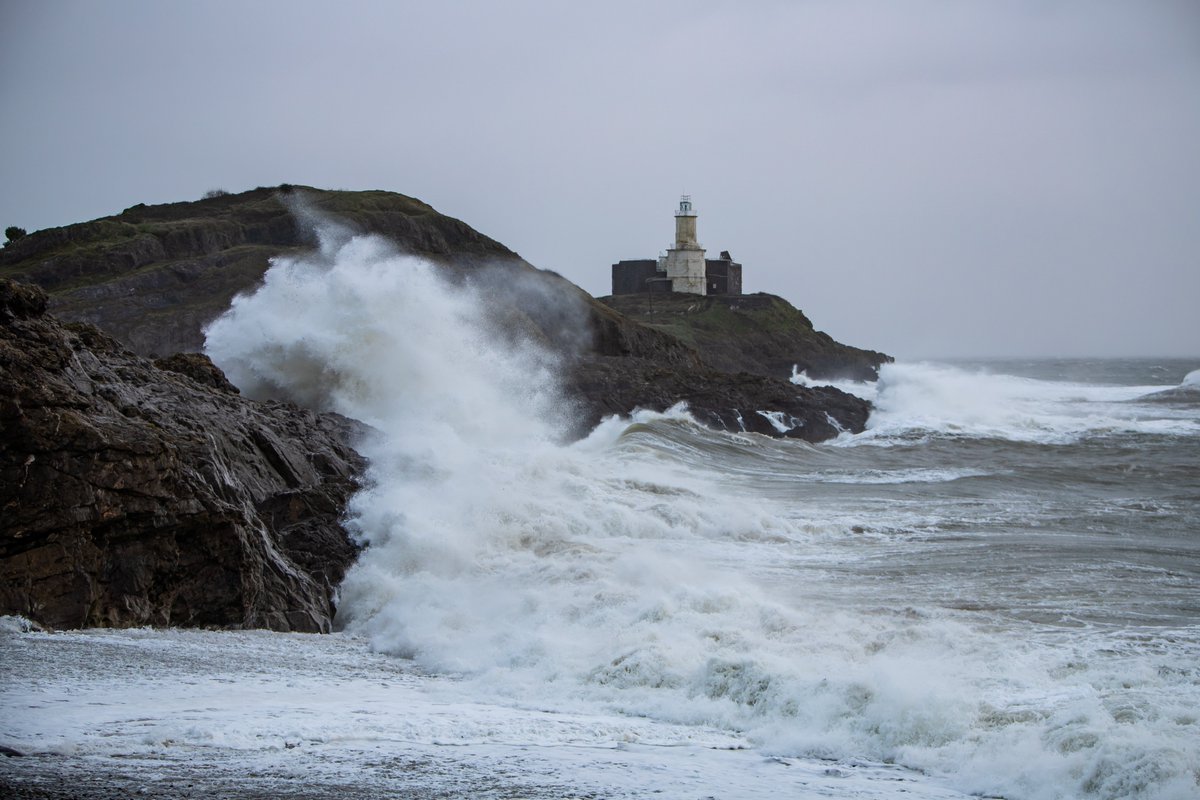 athenapics's tweet photo. Waves crash against rocks in #braceletbay overlooking #Mumbleslighthouse, caused by strong winds during Storm Darragh near #Swansea, Wales, UK https://t.co/7VNuNkJq7q #storm #darragh #stormdarragh #stormyweather #strongwinds #mumbles #roughseas Pics by @karathomasx https://t.co/iqaC1RBO3T