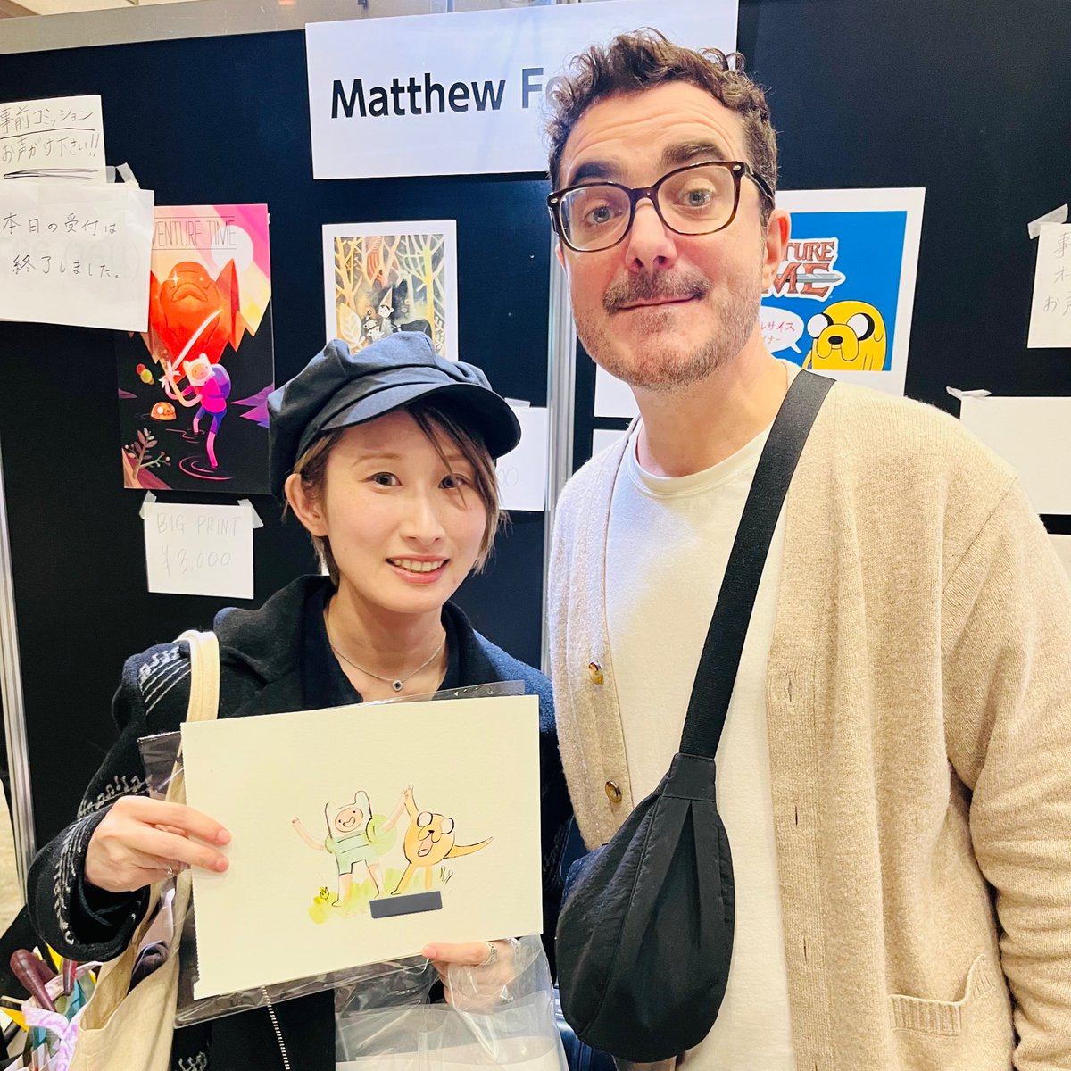 コミコンで大好きなアニメ『アドベンチャー・タイム』のリードデザイナーのMatthew  Forsythe氏に、コミッションでフィンとジェイク描いてもらった！！！！  目の前で描いてもらって感動だった……嬉しすぎる……すぐ額装して部屋に飾る……！！！
