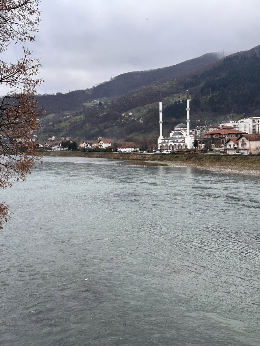 Danas je u ovoj džamiji na Drini podnevnu molitvu do mene obavio jedan građevinski radnik. Učinio je to na prostirci koju je donio, da radničkim hlačama ne isprlja džamijski ćilim. 🥹
Bog zna tajne ljudskih srca, ali pomislio sam da je on najčistiji među nama.