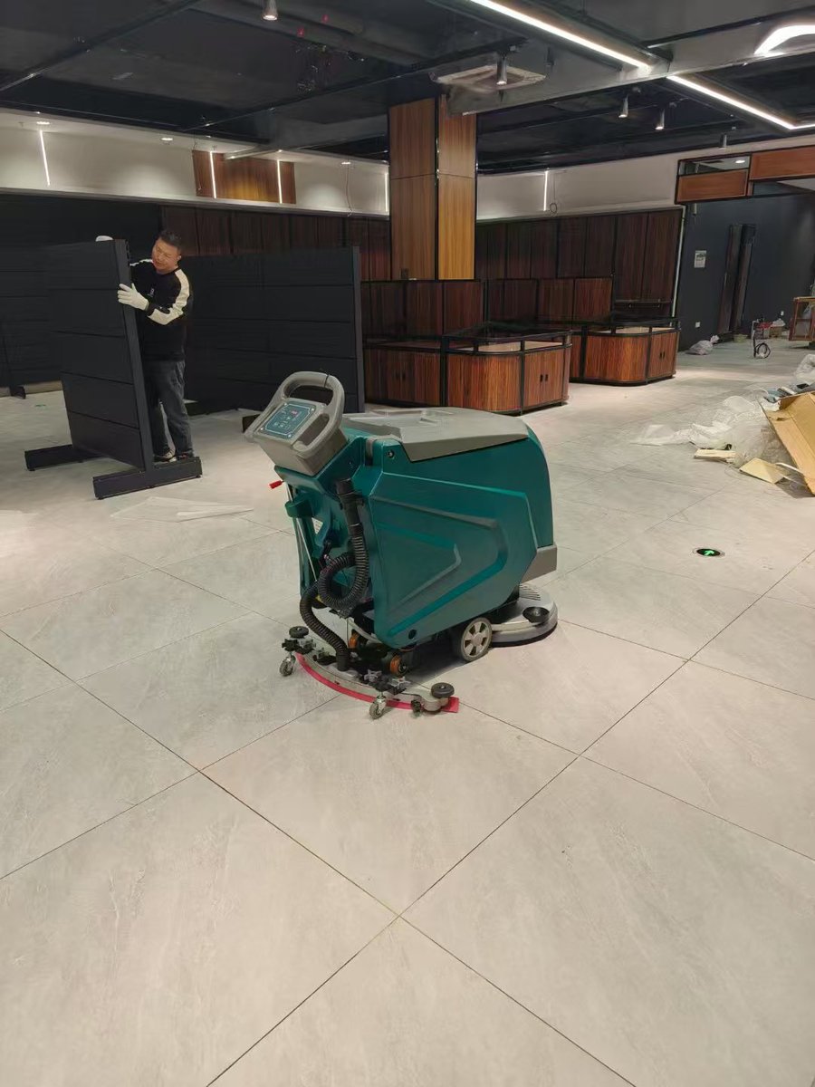 sdluhuan1's tweet photo. Lavadora de piso de empuje manual para entrega en supermercado https://t.co/J4QEONzf6c