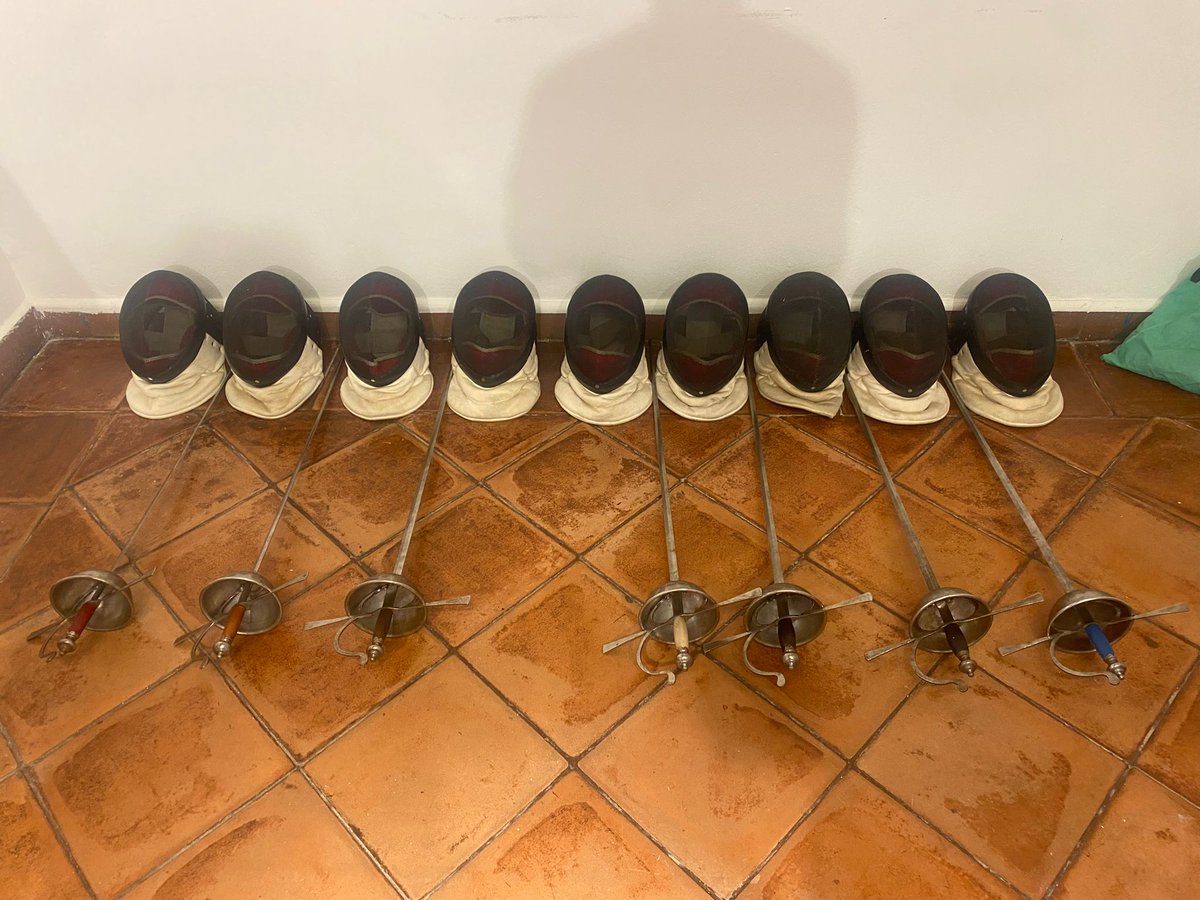 Avivirmadrid's tweet photo. En garde! 🤺

✒️ Versos y espadas en la Casa Museo Lope de Vega. Esta mañana, los asistentes están aprendiendo las técnicas básicas de esgrima mientras disfrutan de los versos del 'Fénix de los Ingenios'.

📍 Allí está @leo12rod

📻 En https://t.co/TxHdmm97Fd https://t.co/cAXDFCzK3G