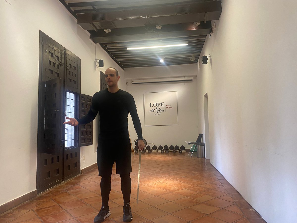 Avivirmadrid's tweet photo. En garde! 🤺

✒️ Versos y espadas en la Casa Museo Lope de Vega. Esta mañana, los asistentes están aprendiendo las técnicas básicas de esgrima mientras disfrutan de los versos del 'Fénix de los Ingenios'.

📍 Allí está @leo12rod

📻 En https://t.co/TxHdmm97Fd https://t.co/cAXDFCzK3G