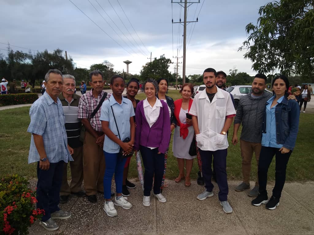 FilialHlg's tweet photo. @FilialHlg 
@UCMHolguin 
🇨🇺Operación Tributo 🇨🇺
@filialEstudiantes y profesores, junto al pueblo holguinero, rinden homenaje a los internacionalistas caídos en tierra africana.
#HolguinSi #UCMHo #CubaPorLaSalud #MINSAPCuba #CubaPorLaVida
@ChaconGalina 
@ElenaAnaRo27 https://t.co/JRdXwlamu5