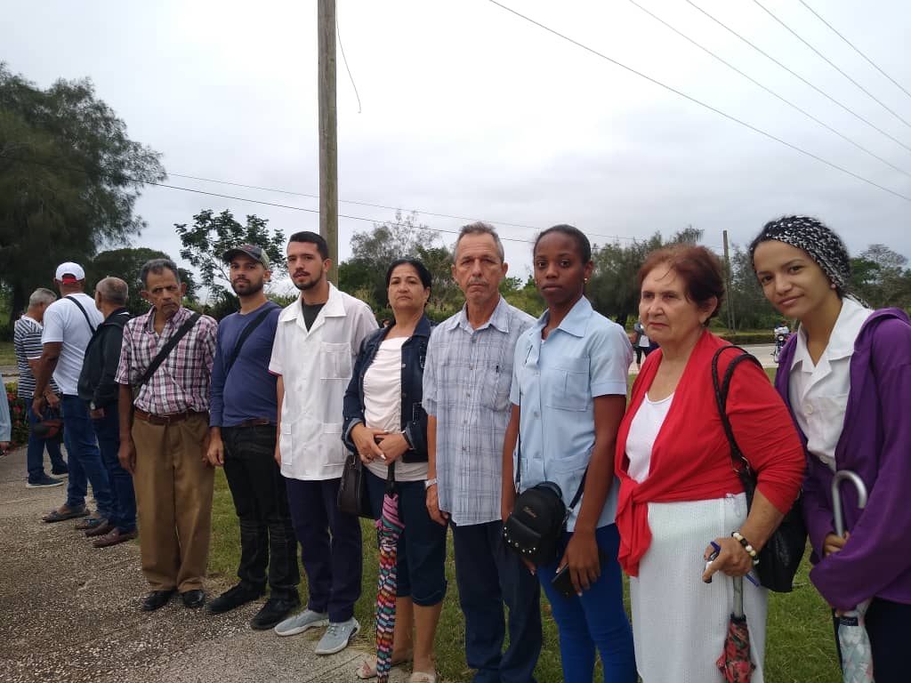 FilialHlg's tweet photo. @FilialHlg 
@UCMHolguin 
🇨🇺Operación Tributo 🇨🇺
@filialEstudiantes y profesores, junto al pueblo holguinero, rinden homenaje a los internacionalistas caídos en tierra africana.
#HolguinSi #UCMHo #CubaPorLaSalud #MINSAPCuba #CubaPorLaVida
@ChaconGalina 
@ElenaAnaRo27 https://t.co/JRdXwlamu5