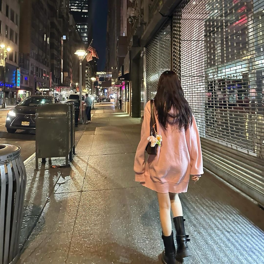Hyejoocho's tweet photo. Late night Saturday. Wanna know what people is going! https://t.co/4UQXJulAIB