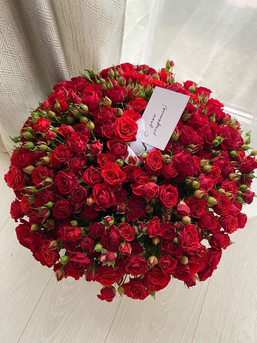 i3Moment's tweet photo. Red roses https://t.co/6k00yVM3Ks