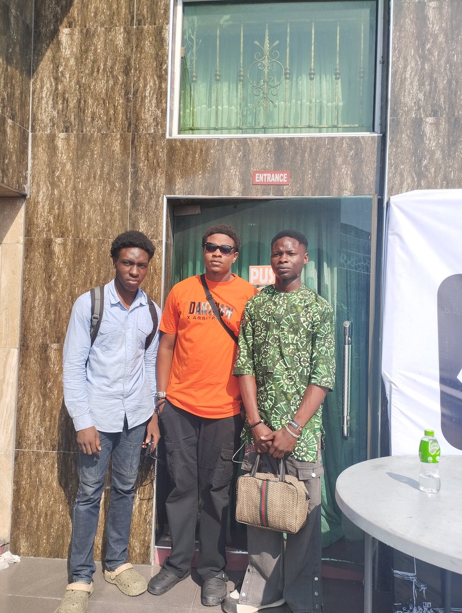 MarvvyFC's tweet image. Omo no be play oh.

I think say I been no go dox, e no reach 5mins wey I jam my guys dem for the space.

body dey always sweet me wen I dey see people wey I Sabi for events.

#Web3PH
@Benedic85282643