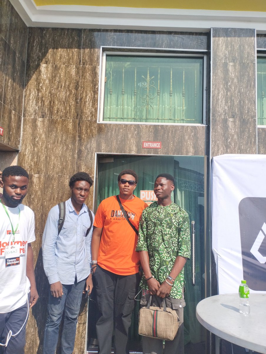 MarvvyFC's tweet image. Omo no be play oh.

I think say I been no go dox, e no reach 5mins wey I jam my guys dem for the space.

body dey always sweet me wen I dey see people wey I Sabi for events.

#Web3PH
@Benedic85282643