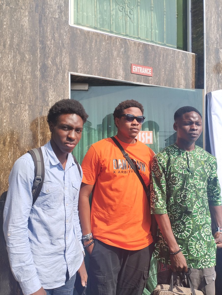 MarvvyFC's tweet image. Omo no be play oh.

I think say I been no go dox, e no reach 5mins wey I jam my guys dem for the space.

body dey always sweet me wen I dey see people wey I Sabi for events.

#Web3PH
@Benedic85282643