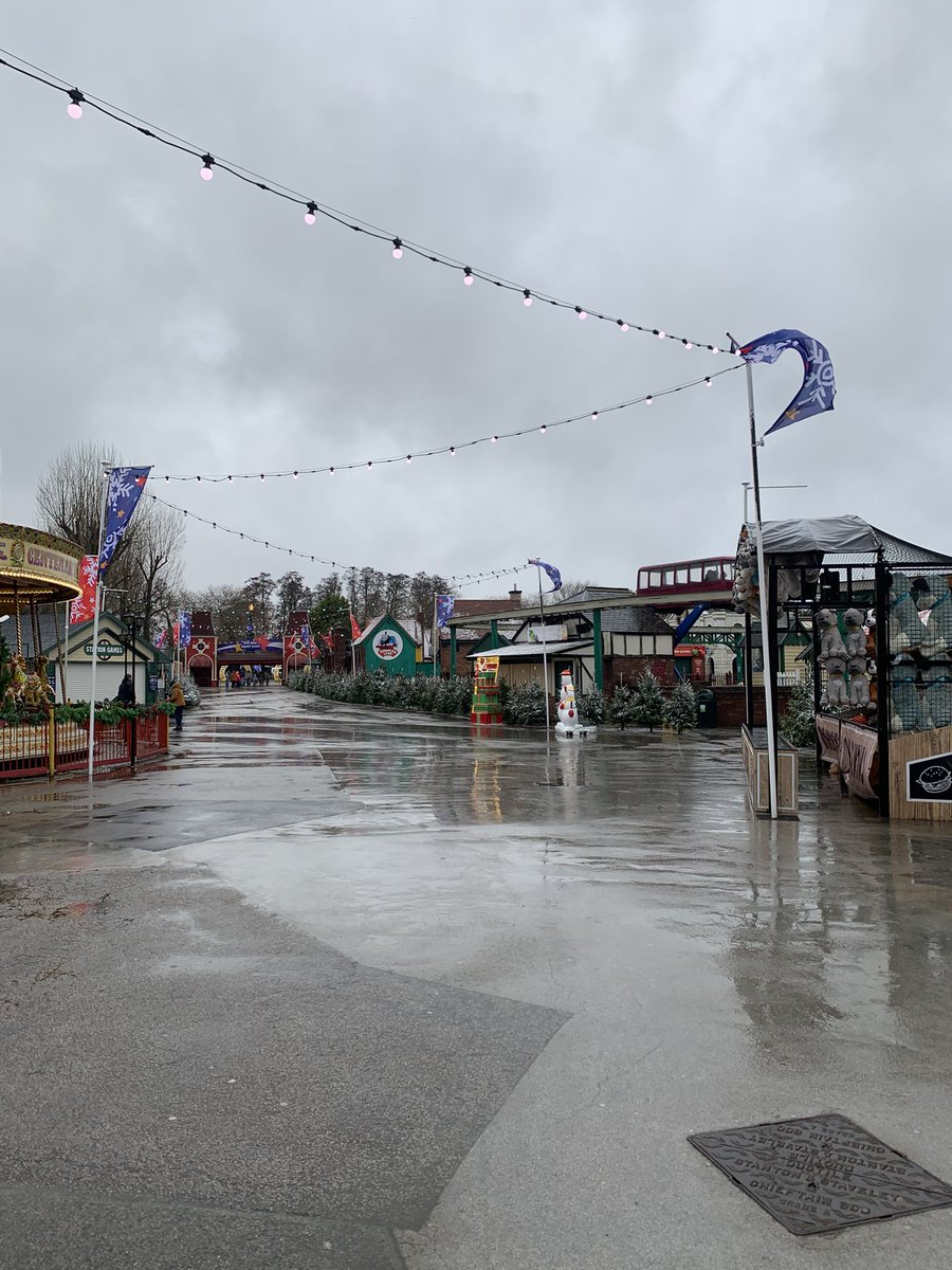 kmcampbel's tweet image. Picked a good βun for Drayton Manor. The cafes are doing a roaring trade with hot drinks βοΈπ§οΈπ