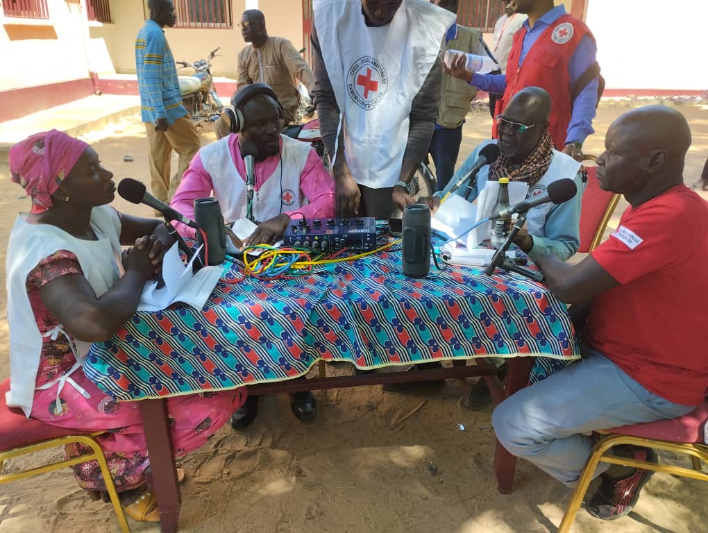 Dans la cadre de l'Appel d'urgence dû aux inondations, la Croix-Rouge Camerounaise apporte son soutien à 906 ménages  dans l'arrondissement de Yagoua, Département du Mayo-Danay. 
Au cours de cette opération, des sensibilisations sont faites sur le WASH, le  choléra