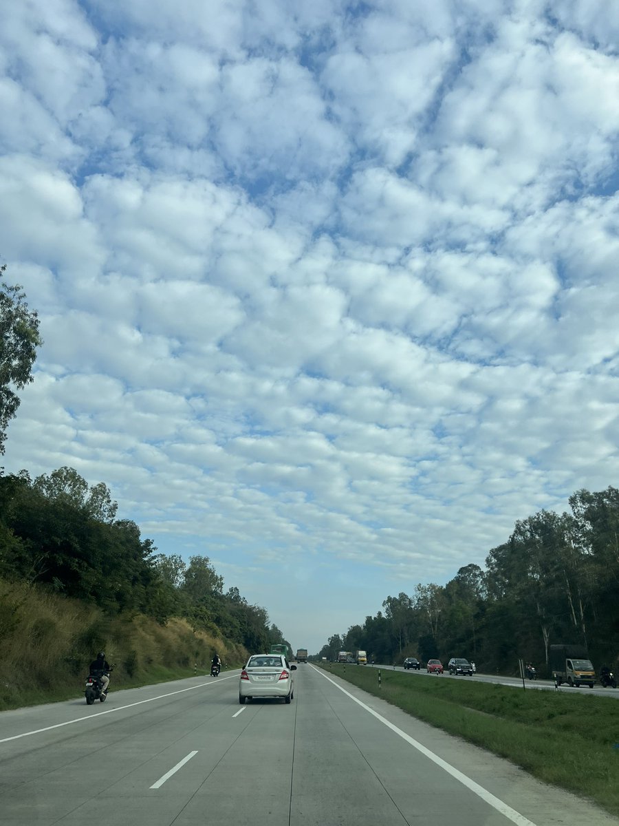 Geeky_Foodie's tweet image. नीले आसमान के दामन में 
किरणे और बादल कुछ बिखरे ऐसे 
नानी ने रुई की रजाई के छेदो को 
सोने के धागो से पिरोया हो जैसे!

#HindiPoetry #RandomScribbles #Kintsugi #BangaloreEvenings #ChasingSunsets