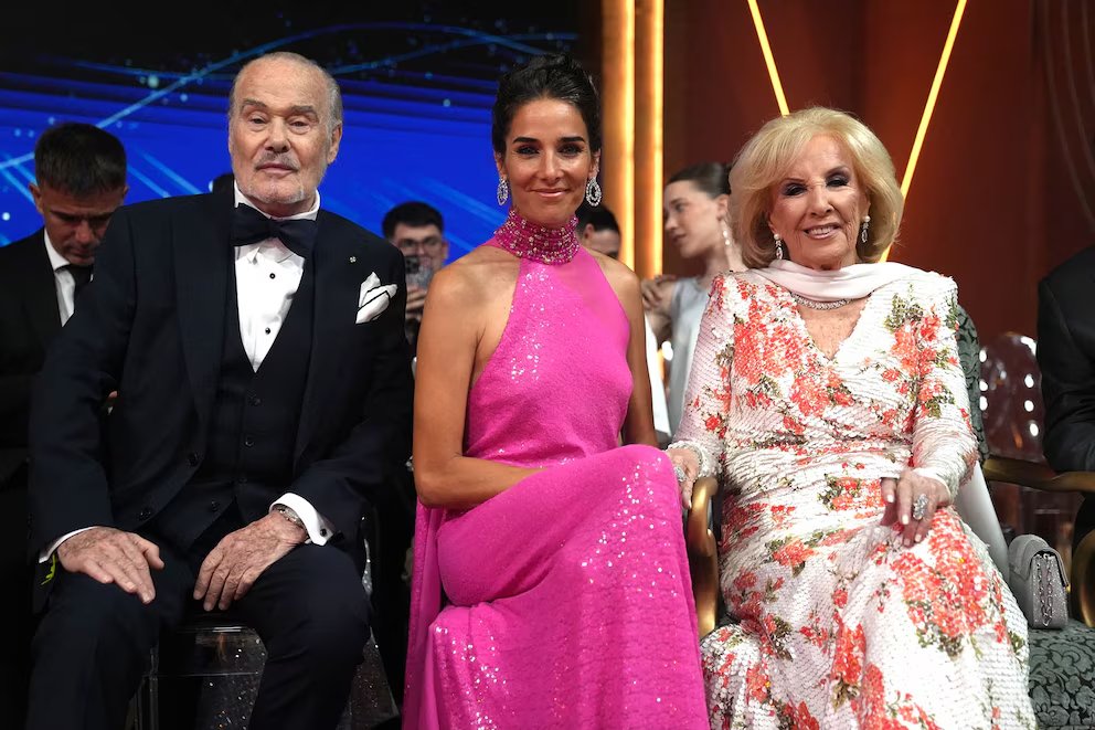 RobertGayol's tweet image. Martín Fierro de la Moda24. Telefe. +250 invitados. Diseñadores, artistas e influencers de la Moda.  Red carpet. Conducción: Valeria Mazza+Iván De Pineda (Oro). Juana Viale, Mirtha Legrand y Gino Bogani. Nico Occhiato y Flor Jazmín. Roberto Funes. Pampita. Oreiro y+
#MFModa