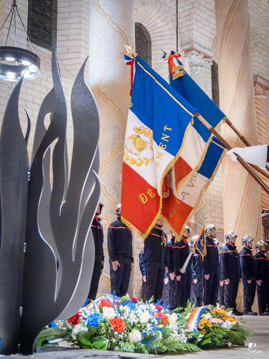 👨‍🚒 Hier soir les sapeurs-pompiers de la Vienne ont célébré la Sainte-Barbe départementale à l’Abbaye de Saint-Savin. 

2️⃣1️⃣ récipiendaires du SDIS ont été mis à l’honneur par une remise de médailles.

Nous remercions la commune et l’Abbaye de Saint-Savin pour leur accueil🙏🏻