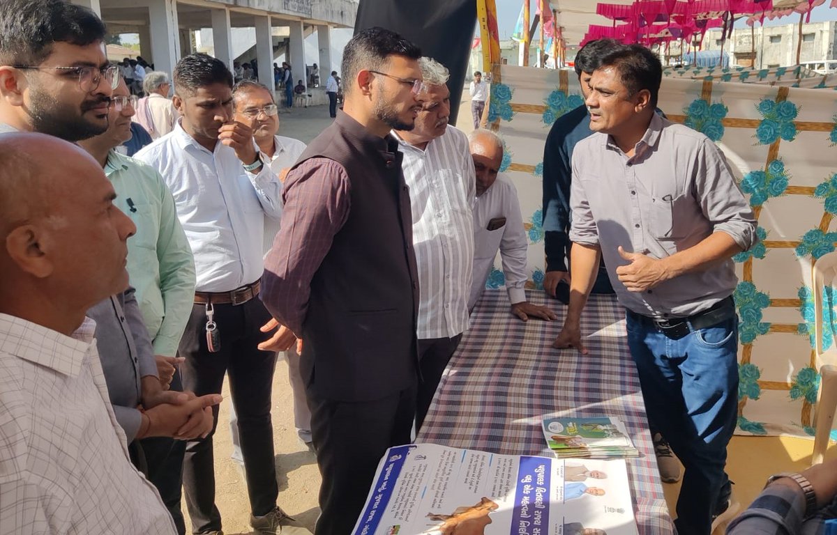 Infoamreligog's tweet photo. જિલ્લા કલેકટર શ્રી અજય દહિયાએ લાઠી ખાતેના રવી કૃષિ મહોત્સવમાં સહભાગી બન્યા : ખેડૂતોને પ્રાકૃતિક ખેતી અપનાવવા કર્યો અનુરોધ

@CMOGuj @InfoGujarat @CollectorAmr @ddoamreli https://t.co/UvqSHb3KjX