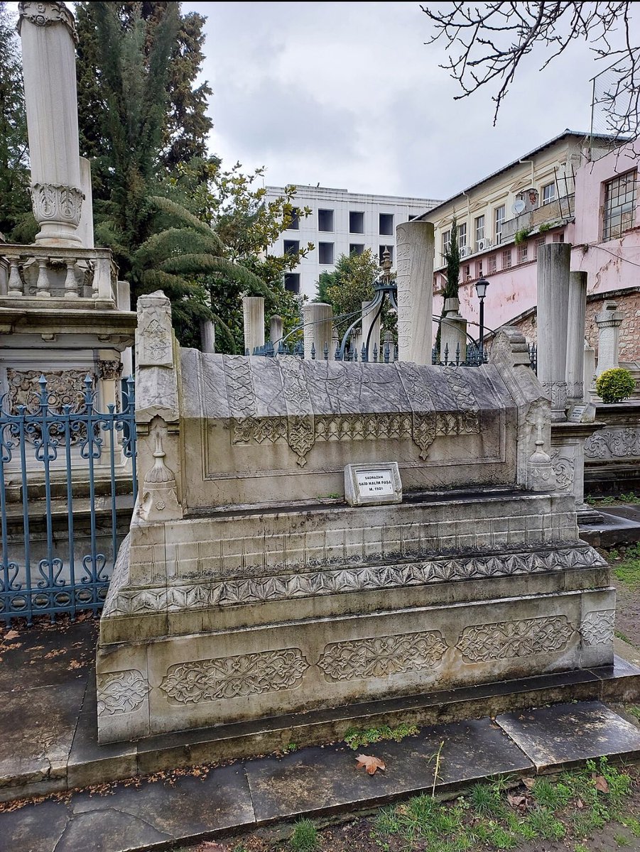 📍Tarihin Kanlı Sayfaları: Said Halim Paşa (18 Ocak 1865- 6 Aralık 1921)
Suikastı ve Ermeni Meselesi

🇹🇷1914 ve 1915 yılında, I. Dünya Savaşı’nın kaos ortamında, eli silah tutan Türk erkekleri cephedeyken Anadolu’nun savunmasız şehir ve köylerinde korkunç olaylar yaşandı. Osmanlı