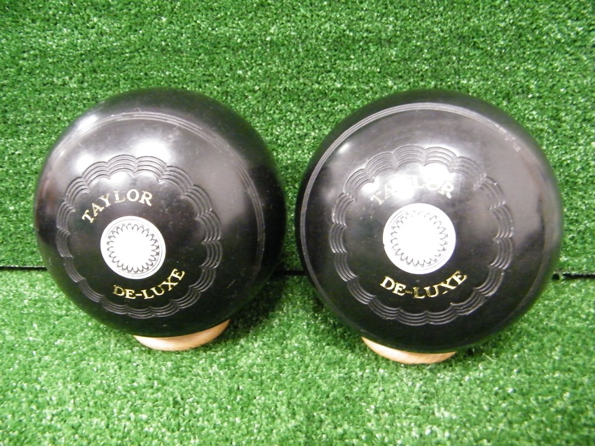 We're listed some pairs of used Crown Green bowls on eBay this morning, you can view them here: bit.ly/42htuhp